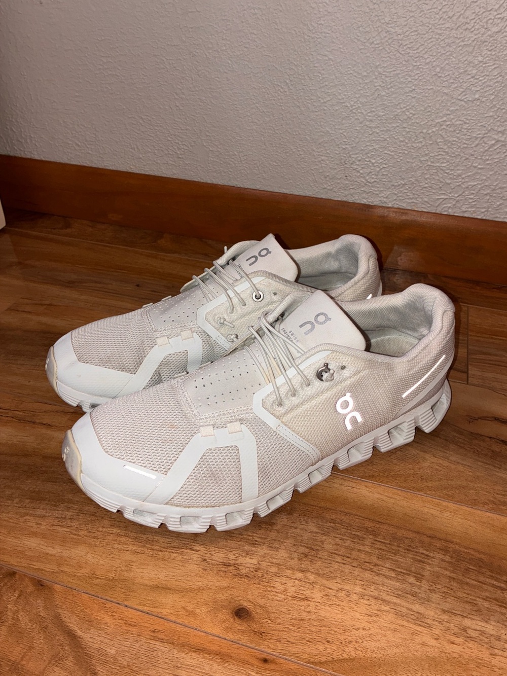 On Cloud 5 Men’s Athletic Running Sneaker Shoes, white - size 9